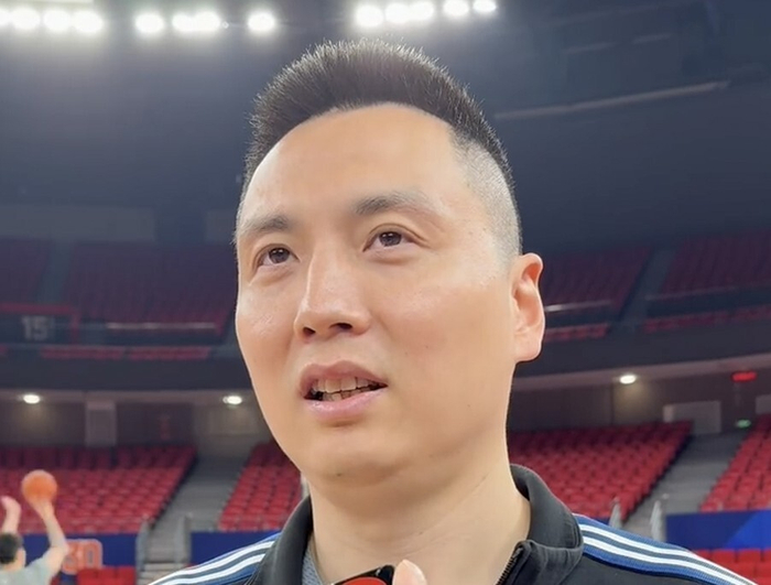 上海主帅卢伟谈洛夫顿争执：年轻球员需平衡个