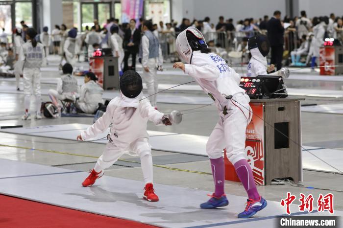 空港杯西安击剑公开赛盛大开幕 约三千名选手以