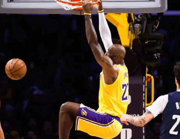 詹姆斯三双追平贾巴尔 湖人轻取奇才稳居西部第