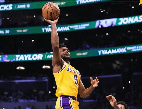 詹姆斯三双追平贾巴尔 湖人轻取奇才稳居西部第