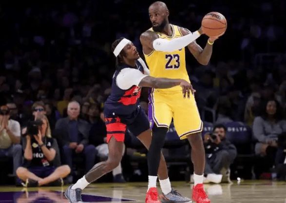 詹姆斯三双追平贾巴尔 湖人轻取奇才稳居西部第