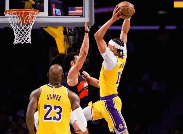 詹姆斯三双追平贾巴尔 湖人轻取奇才稳居西部第